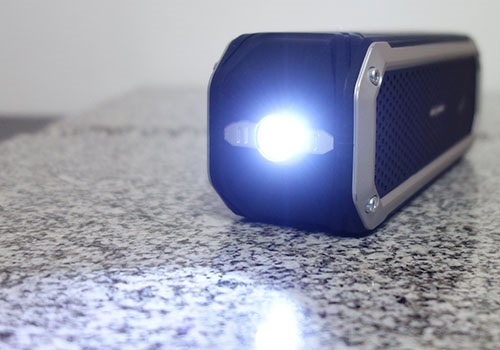 Svietiaca LED dióda na boku repro AlzaPower Rage R2 
