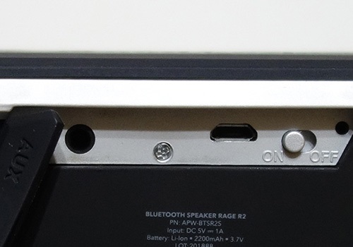 3,5 mm linkový zvukový vstup, micro USB na nabíjanie a posuvník zapnutia/vypnutia na zadnej strane
