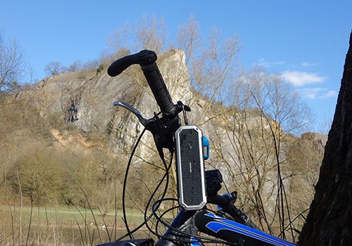 AlzaPower Rage R2 môže byť vaším parťákom aj na bicykli