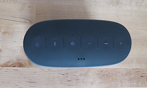 Bose Soundlink Color II, tlačidlá, horná strana