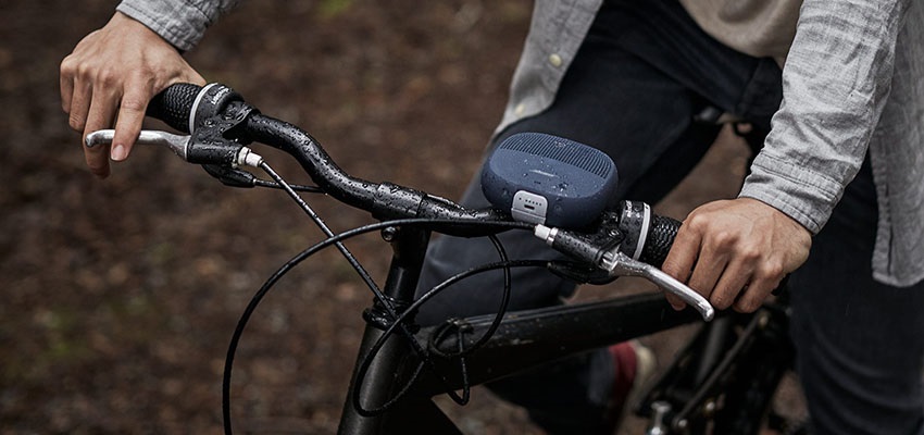 Bose Soundlink Micro na riadidlách bicykla
