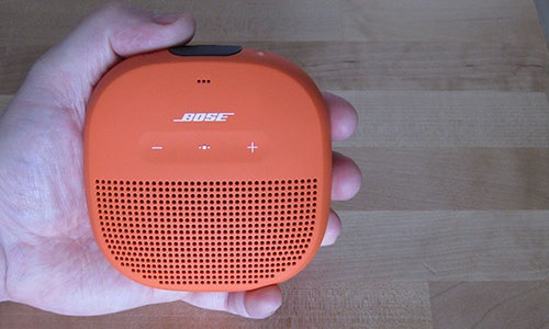 Bose Soundlink Micro v dlani