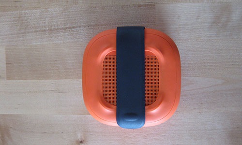 Bose Soundlink Micro, flexibilná spona, zadná strana