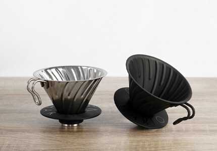 Strieborný a čierny Hario V60 dripper z medi