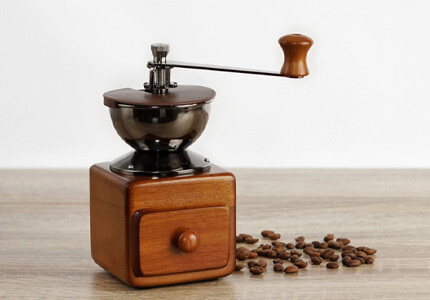 Retro Hario mlynček na kávu z dreva