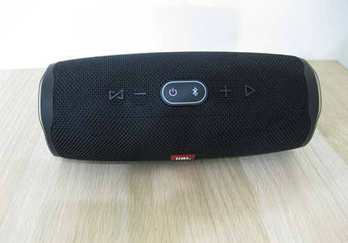 JBL Charge 4, recenzovaný reproduktor z hornej strany