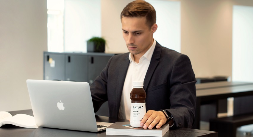 SATURO drink; kancelária; počítač;