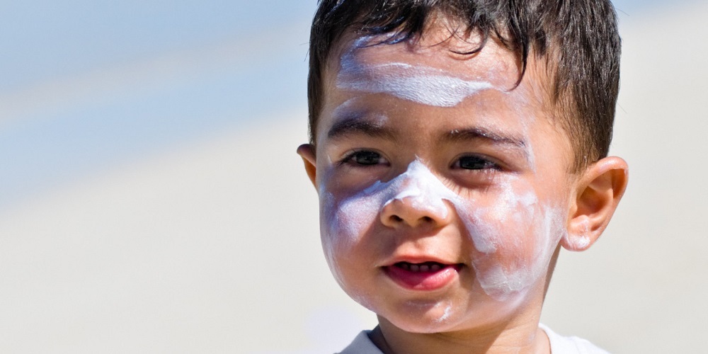 Dieťa s opaľovacím krémom