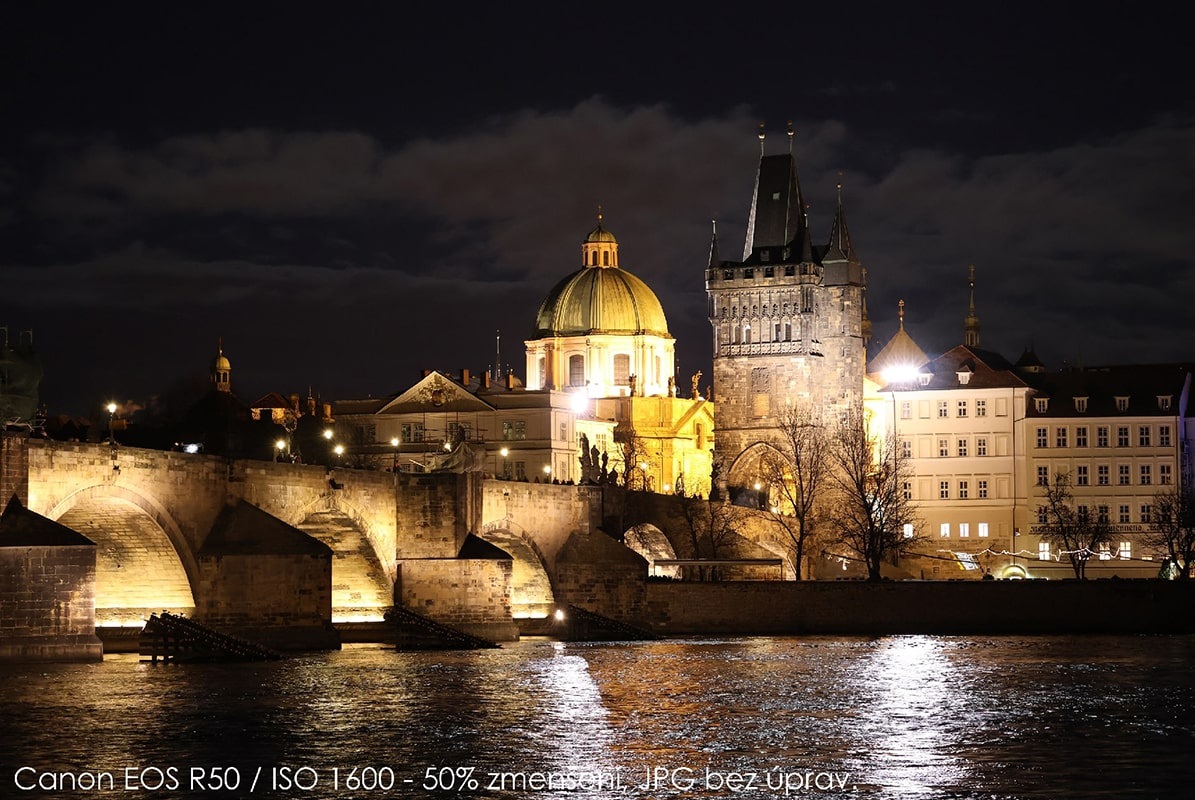 Canon EOS R50 v texte: ISO 1 600
