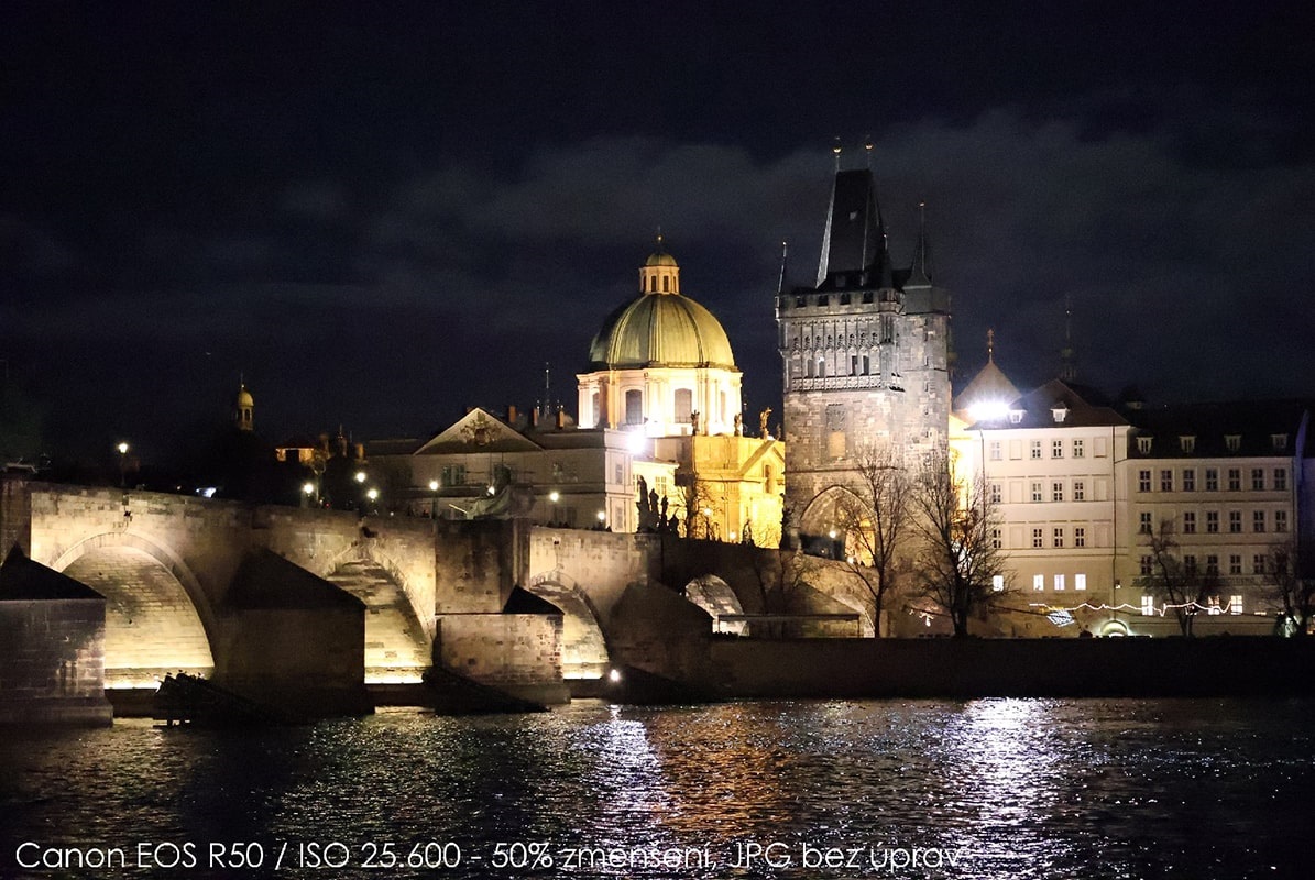 Canon EOS R50 v texte: ISO 25 600