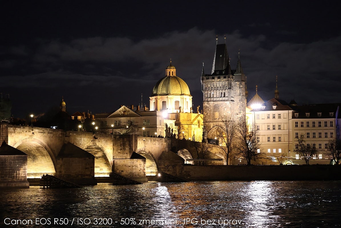 Canon EOS R50 v texte: ISO 3 200