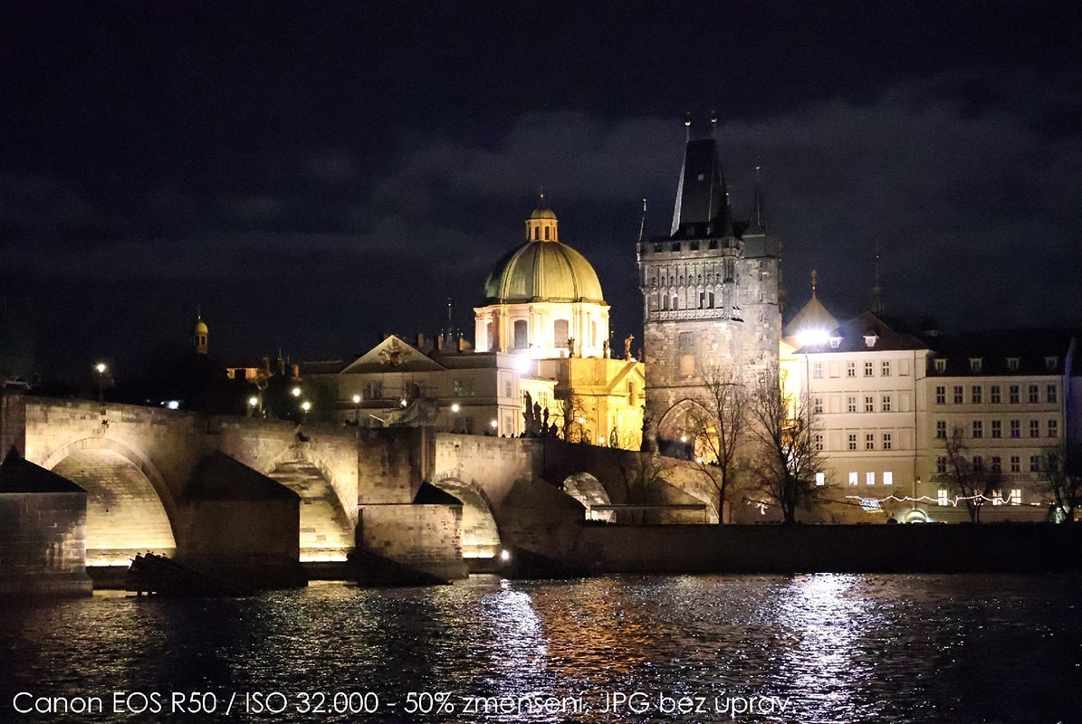 Canon EOS R50 v texte: ISO 32 000