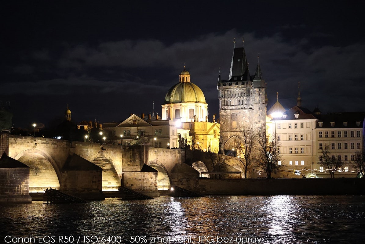 Canon EOS R50 v texte: ISO 6 400
