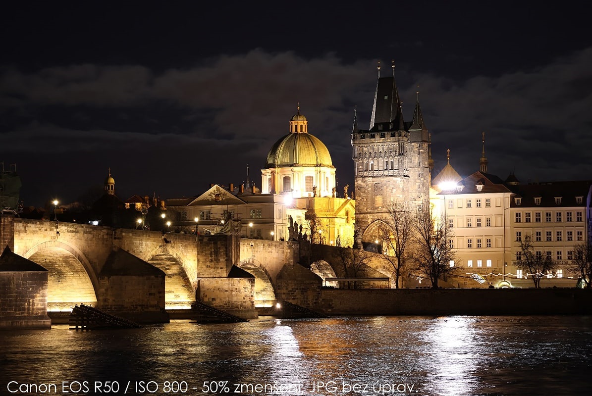 Canon EOS R50 v texte: ISO 800