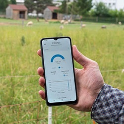 Inteligentný elektrický ohradník proti diviakom