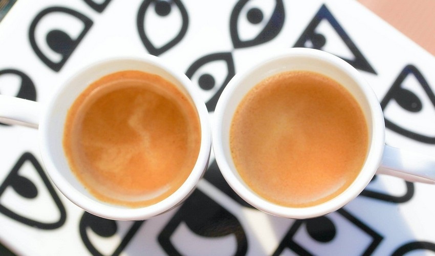 Kávovar a zrnková káva