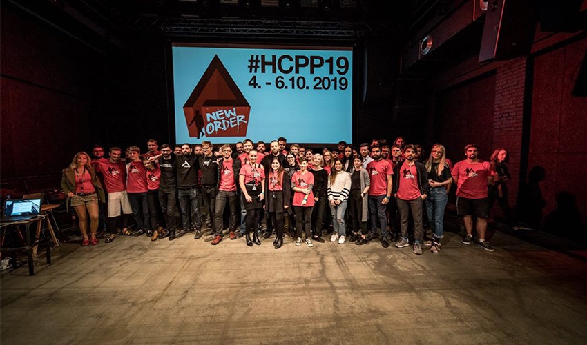 Hackers Congress Paralelná Polis 2018; HCPP18; reportáž; Praha; spoločná fotografia