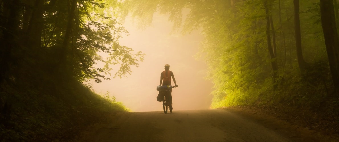 Jazda okolo lesa pri východe slnka