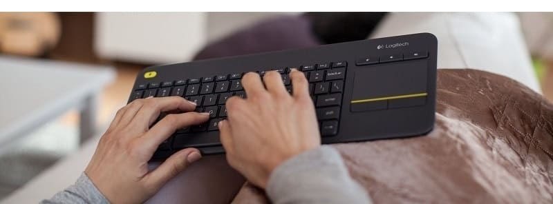 Logitech počítačová klávesnica s touchpadom
