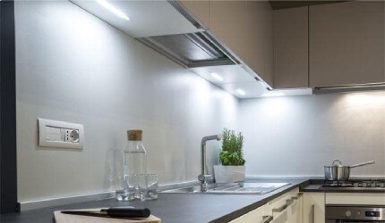 Osvetlenie kuchynskej linky LED pásom