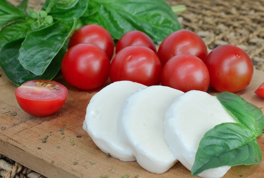 Mozzarella; paradajky; recepty v toustovači