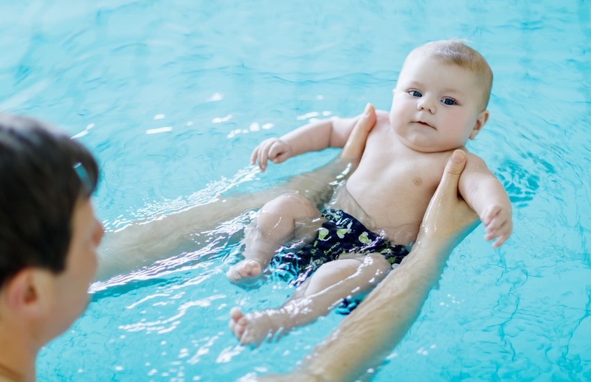 Dojčenské plávanie a vaničkovanie podporuje kladný vzťah dieťaťa k vode
