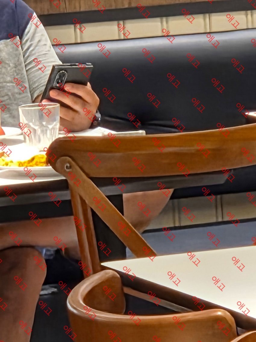 Samsung Galaxy Fold8 Wide, uniknutá fotka