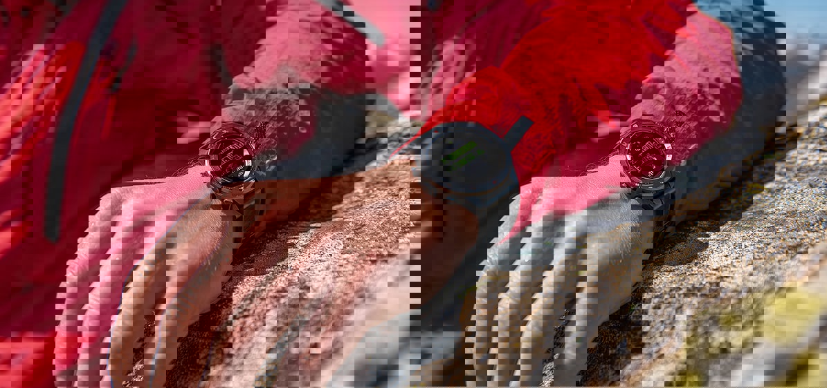 Smart hodinky; horolezec; skala