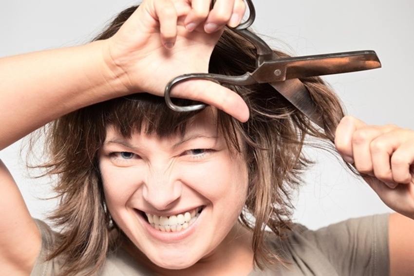 Žena s poškodenými vlasmi