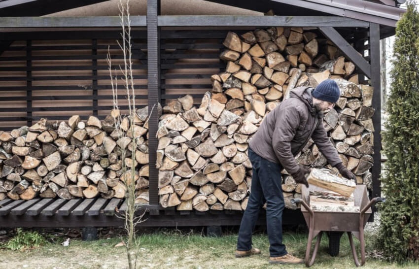 Ukladanie naštiepaného dreva do drevníka
