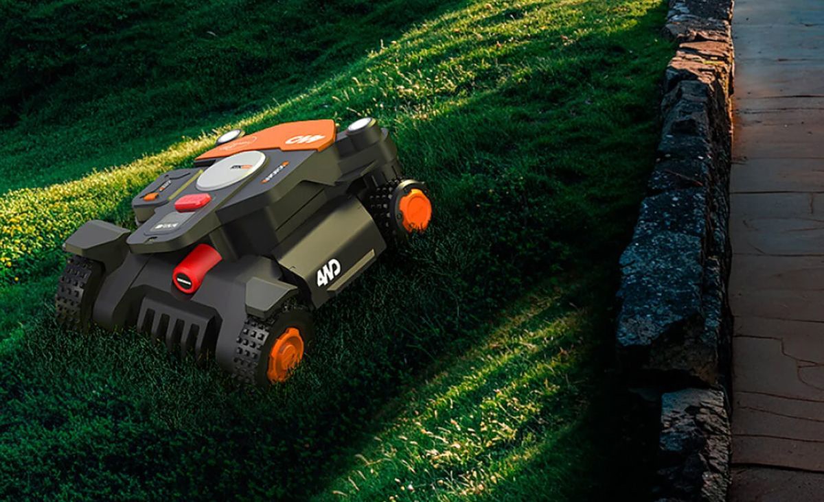 WORX Landroid Vision Cloud 4WD – pohon všetkých kolies, zvládne svah až 84 % a poradí si aj v náročnom teréne