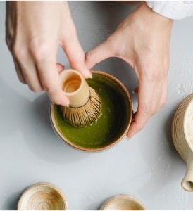 Zelený čaj – miešanie metličkou