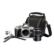 Strieborný Olympus E-M10 Mark III má priložený objektív M. ZUIKO DIGITAL ED 12-50 mm f/3.5-6.3 EZ a Lens memory kit súpravu príslušenstva.