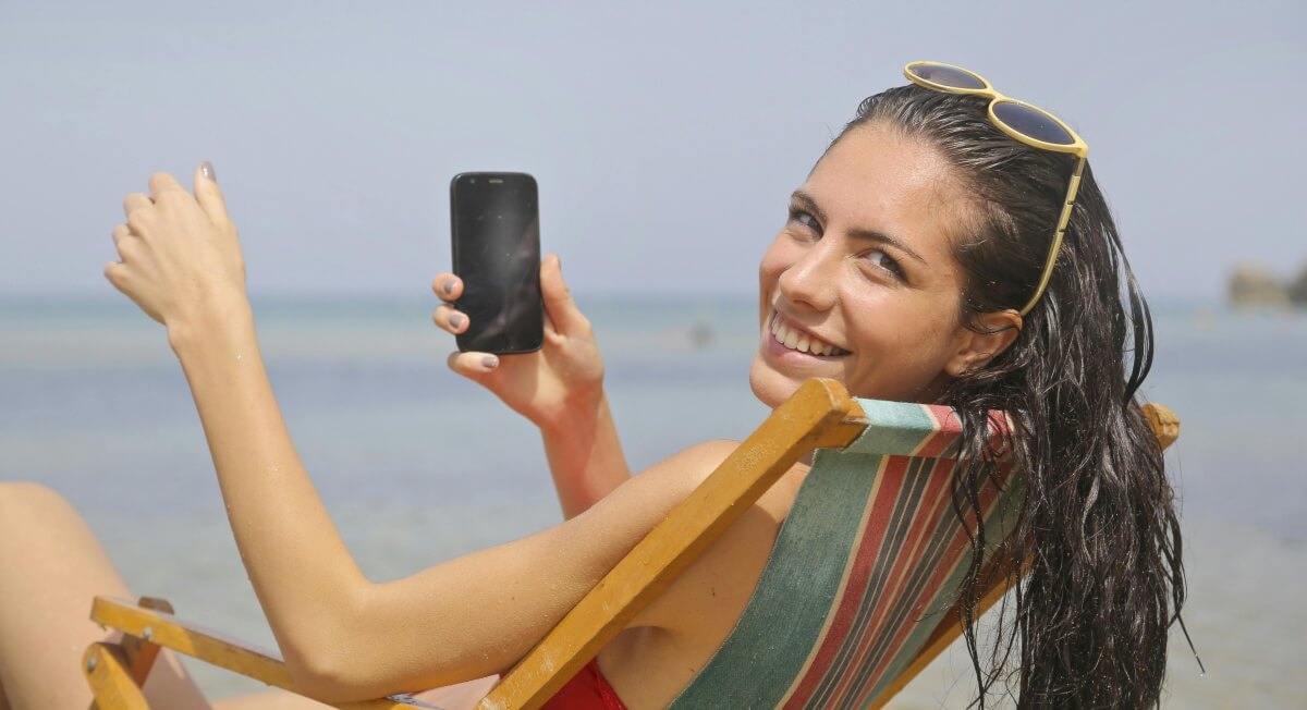 Telefon v horku, zdroj: pexels.com
