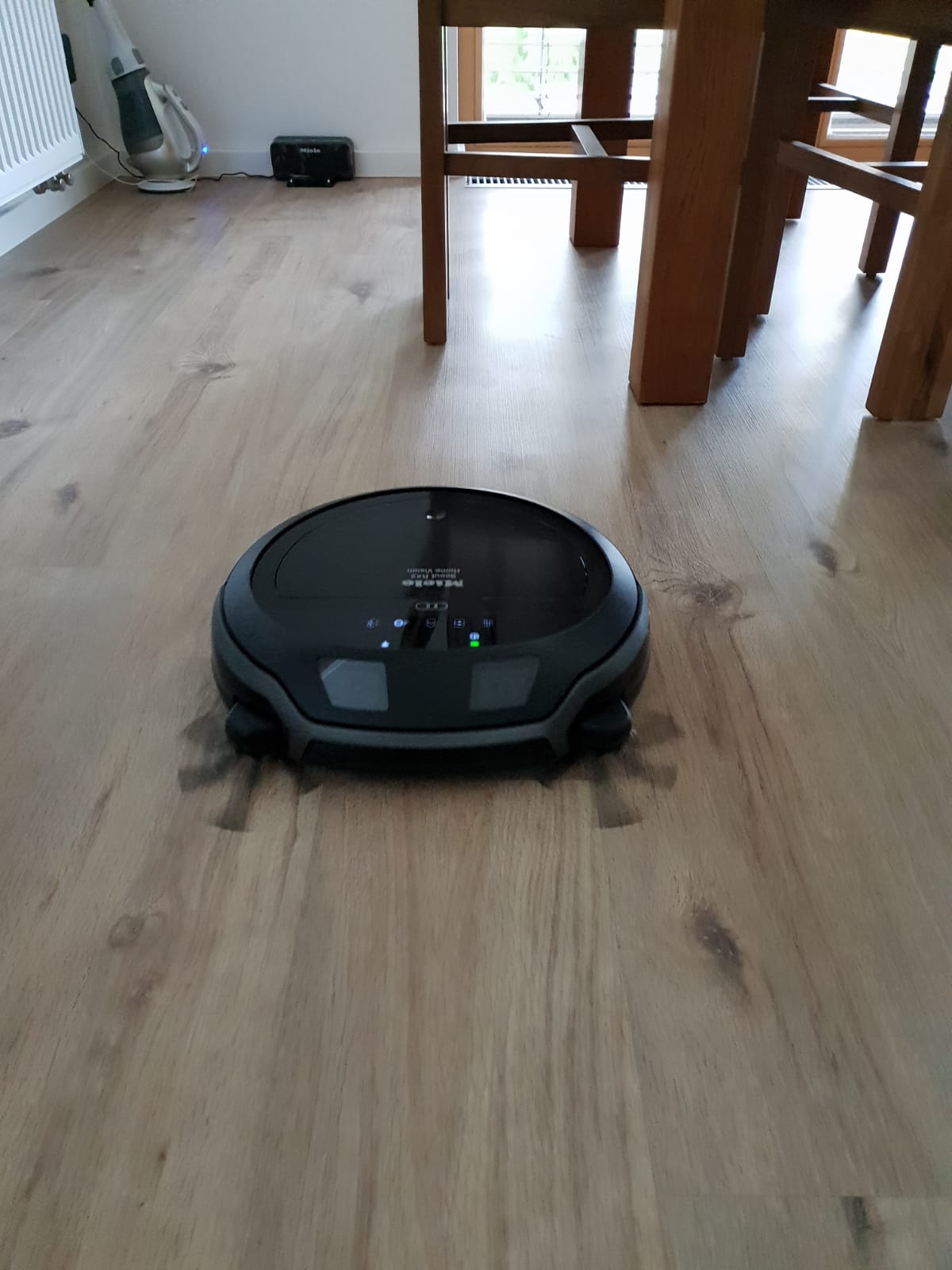 Recenzia robotického vysávača Miele Scout RX2 Home Vision