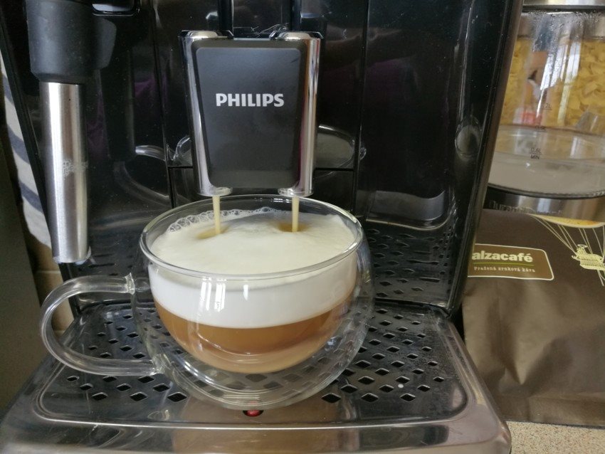 Káva s našľahanou penou z Philips Series 2200 EP2221/40