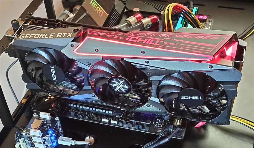 Inno3D RTX 3060 iCHILL X3 RED 12G; osvětlení