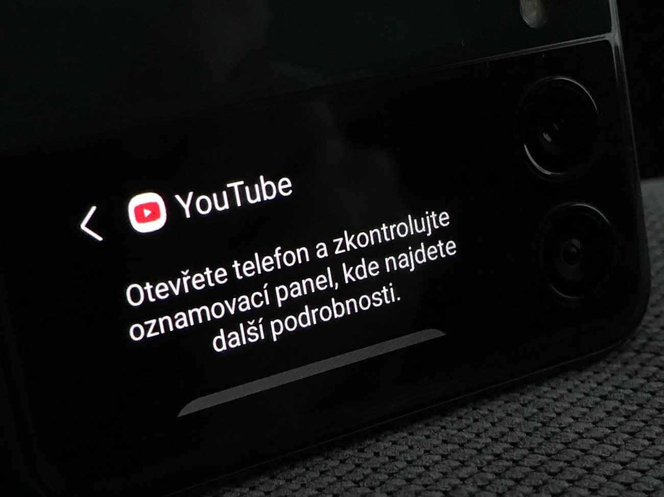 Véčkový mobil Samsung Galaxy Z Flip3 5G recenzia, notifikácir na vonkajšom displeji