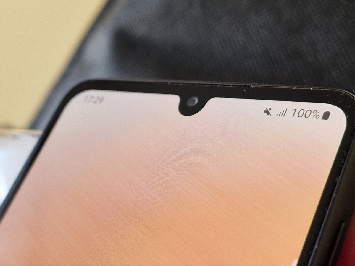 Samsung Galaxy A33, recenzia, kapkovitý výřez displeje