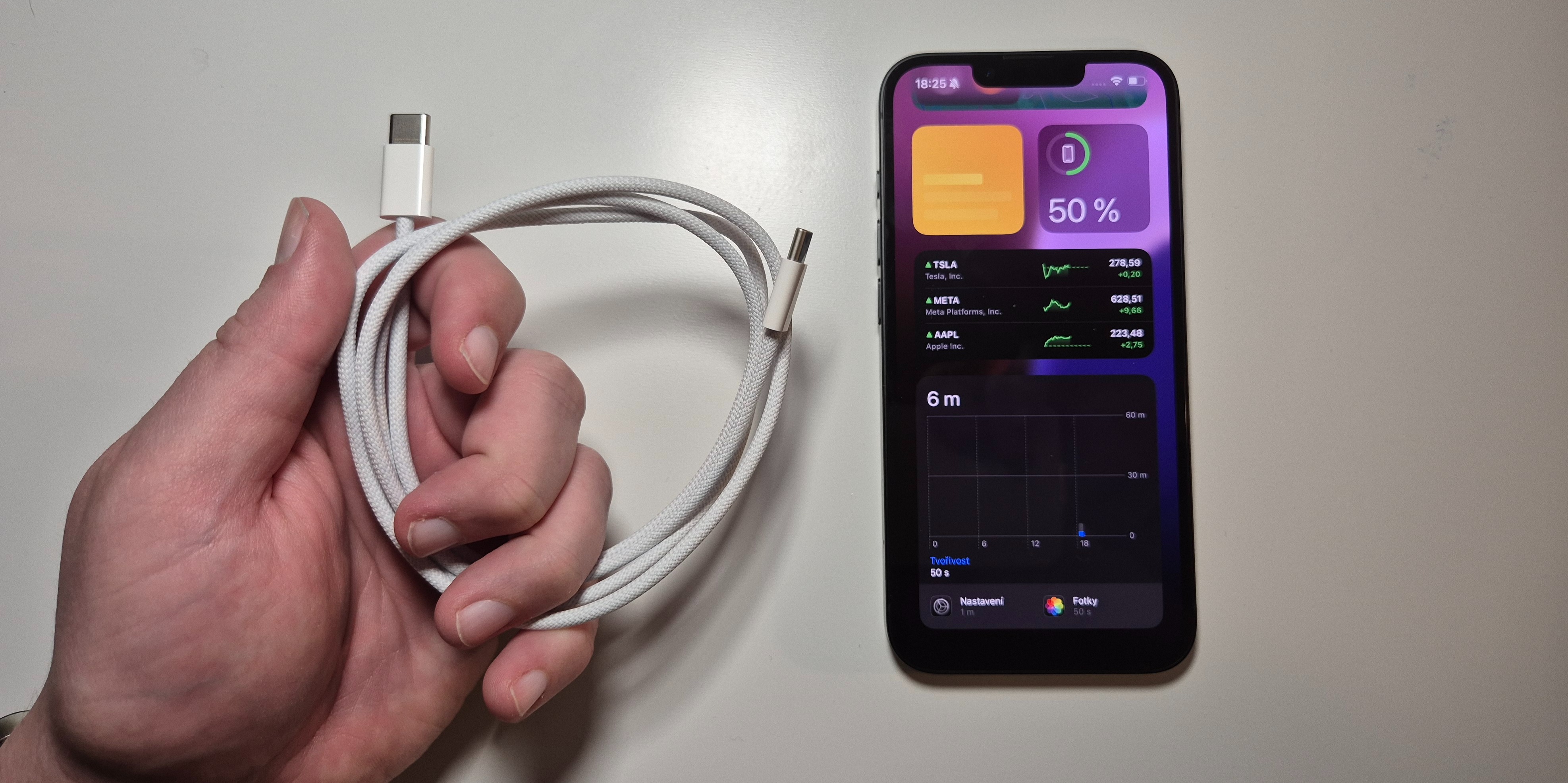 Apple iPhone 16e, recenzia, USB-C kábel
