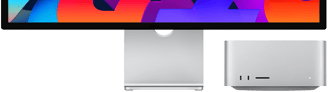 Pohled zblízka zepředu na Mac Studio vedle Studio Displaye. Mac Studio se krásně vejde pod spodní okraj Studio Displaye.