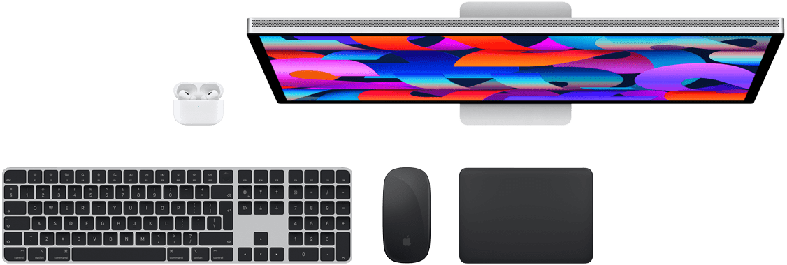 Pohľad zhora na doplnky k Macu: Studio Display, AirPods, Magic Keyboard, Magic Mouse a Magic Trackpad