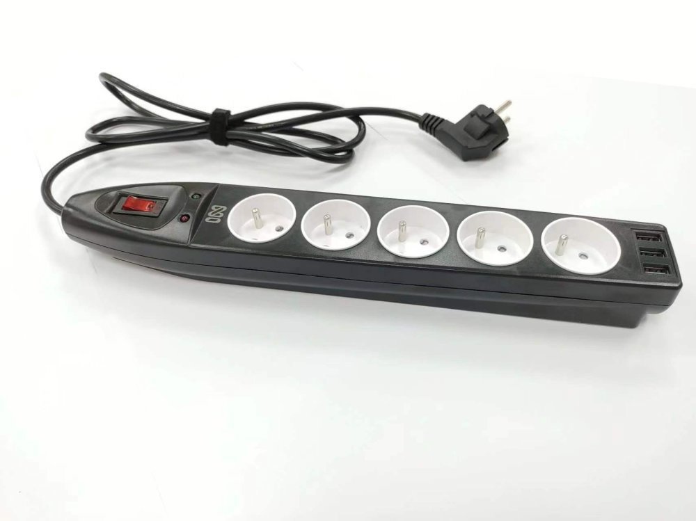 IN Prepäťová ochrana s 5 zásuvkami a 3 USB