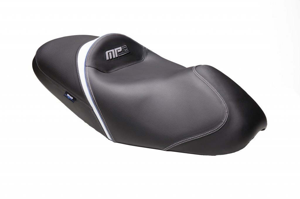 SHAD Komfortné sedlo čierno/biele, sivo/modré švy pre PIAGGIO/VESPA MP3 250 (2009 – 2013)