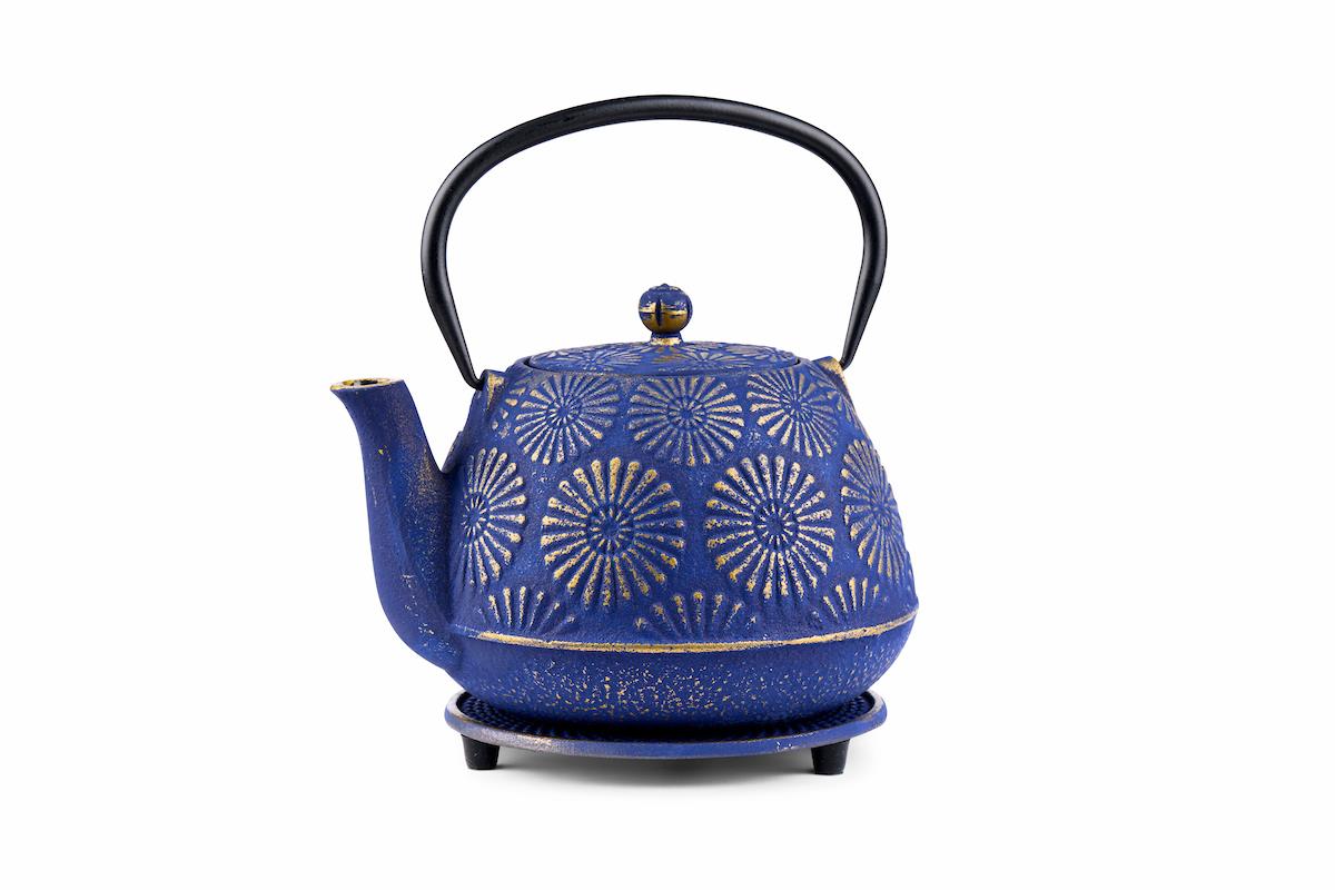 Čajová záhrada – Japonská liatinová kanvica Manami modrá 1 200 ml s podložkou