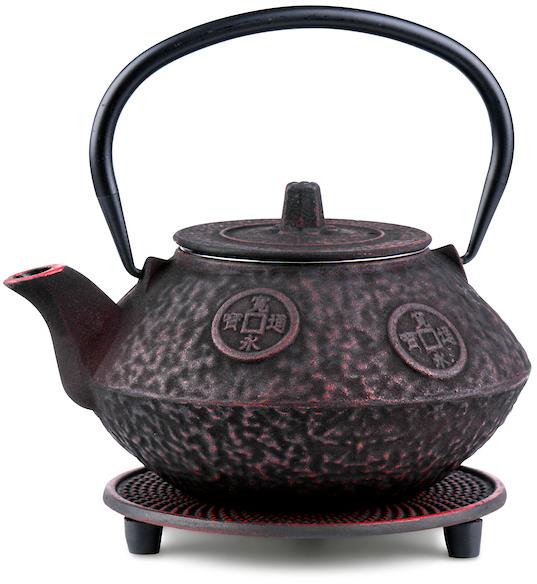 Čajová záhrada – Japonská liatinová kanvica Sakai vínová 800 ml s podložkou