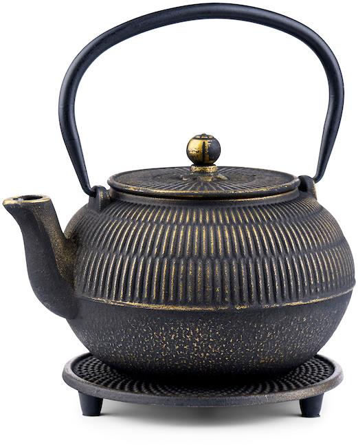 Čajová záhrada – Japonská liatinová kanvica Macau zlatá 900 ml s podložkou