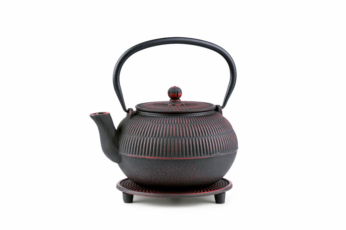 Čajová záhrada – Japonská liatinová kanvica Macau vínová 900 ml s podložkou