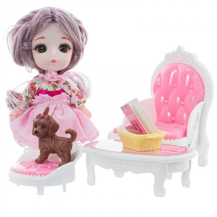 Tulimi Bábika Mili v obývacej izbe