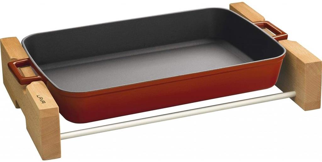 Lava Metal Liatinový pekáč s dreveným podstavcom červený